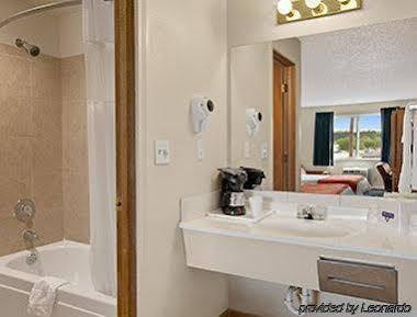 פייף Travelodge By Wyndham Port Of Tacoma Wa מראה חיצוני תמונה