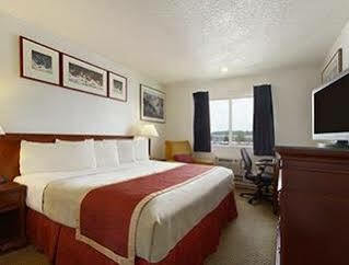 פייף Travelodge By Wyndham Port Of Tacoma Wa מראה חיצוני תמונה